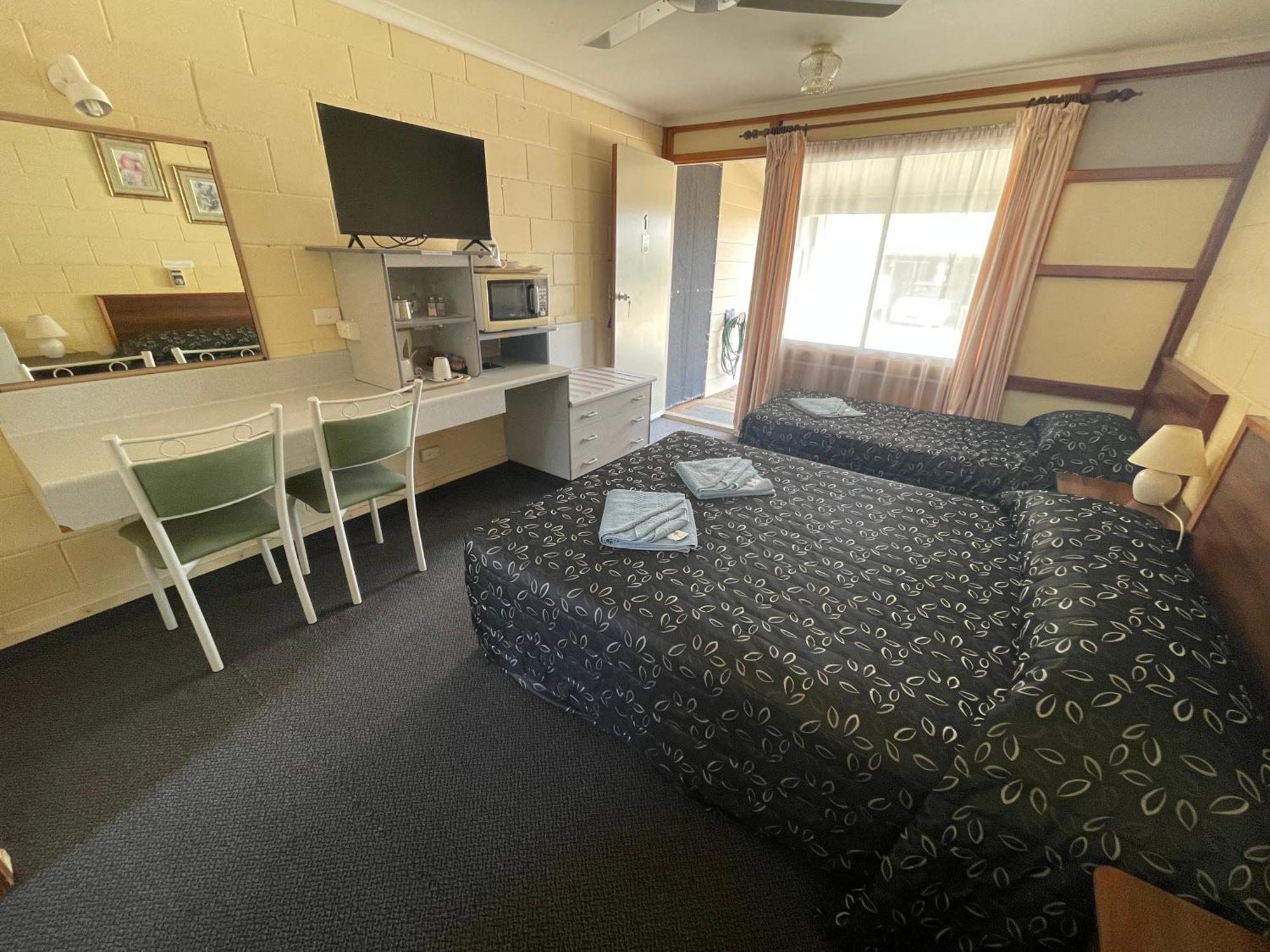 Warrego Motel Чарлвилл Экстерьер фото